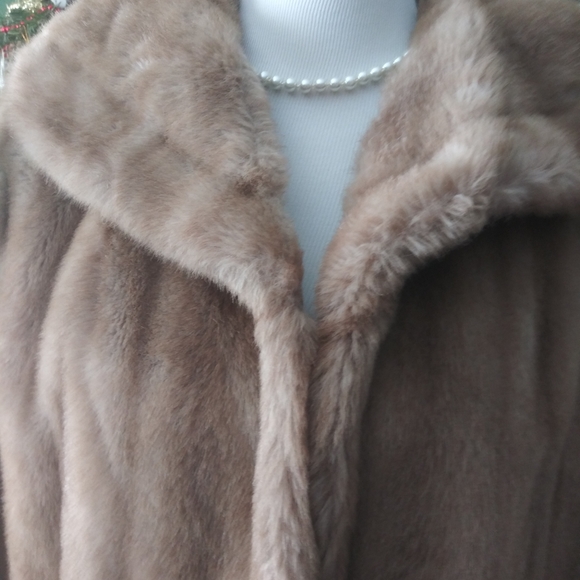 Faux fur warm caramel colored soft jacket - Picture 5 of 8